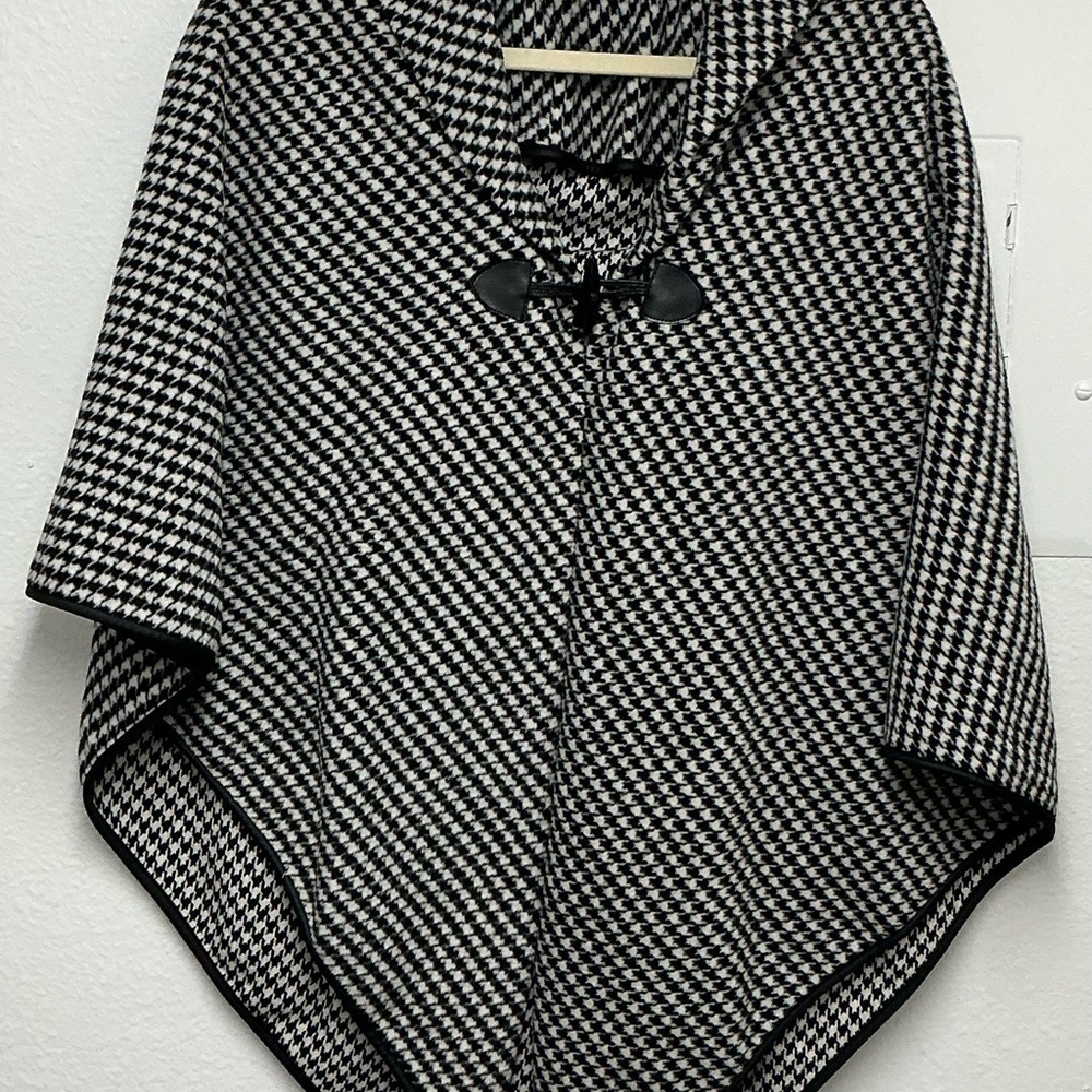 David & Young Black and White Houndstooth‎ Cape